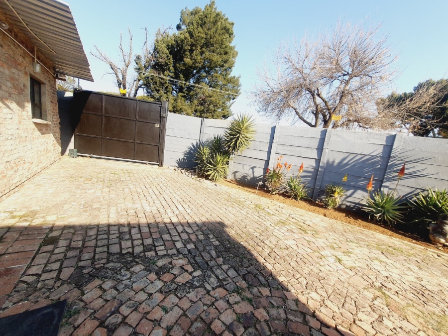 5 Bedroom Property for Sale in Elardus Park Gauteng