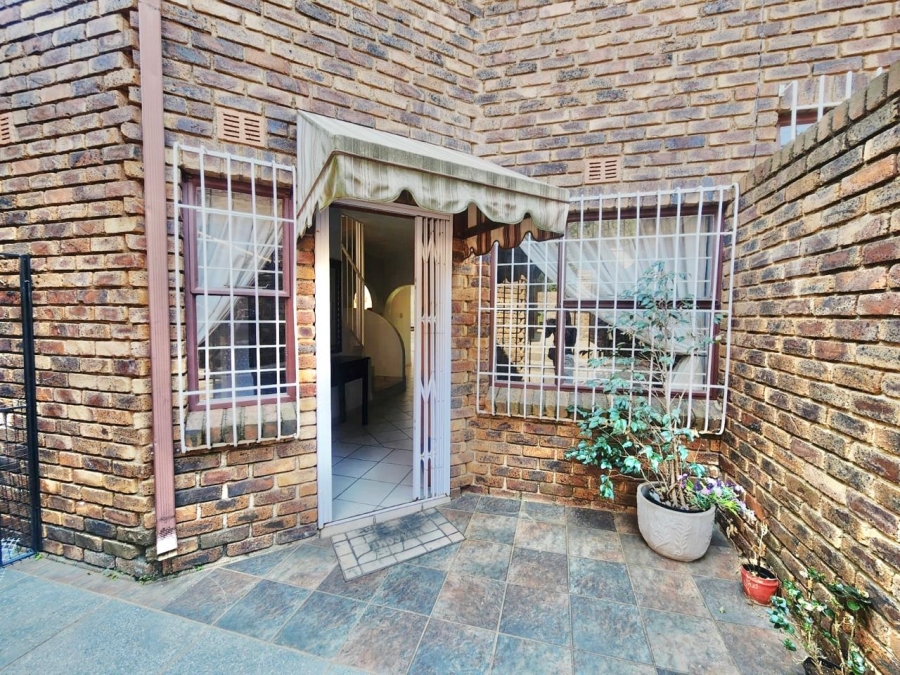 To Let 3 Bedroom Property for Rent in Robindale Gauteng