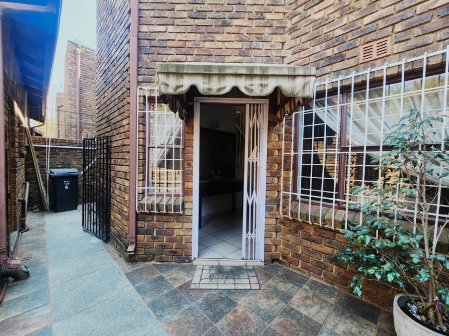 To Let 3 Bedroom Property for Rent in Robindale Gauteng