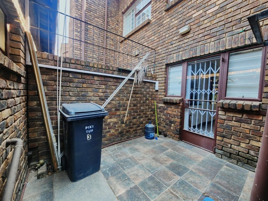 To Let 3 Bedroom Property for Rent in Robindale Gauteng