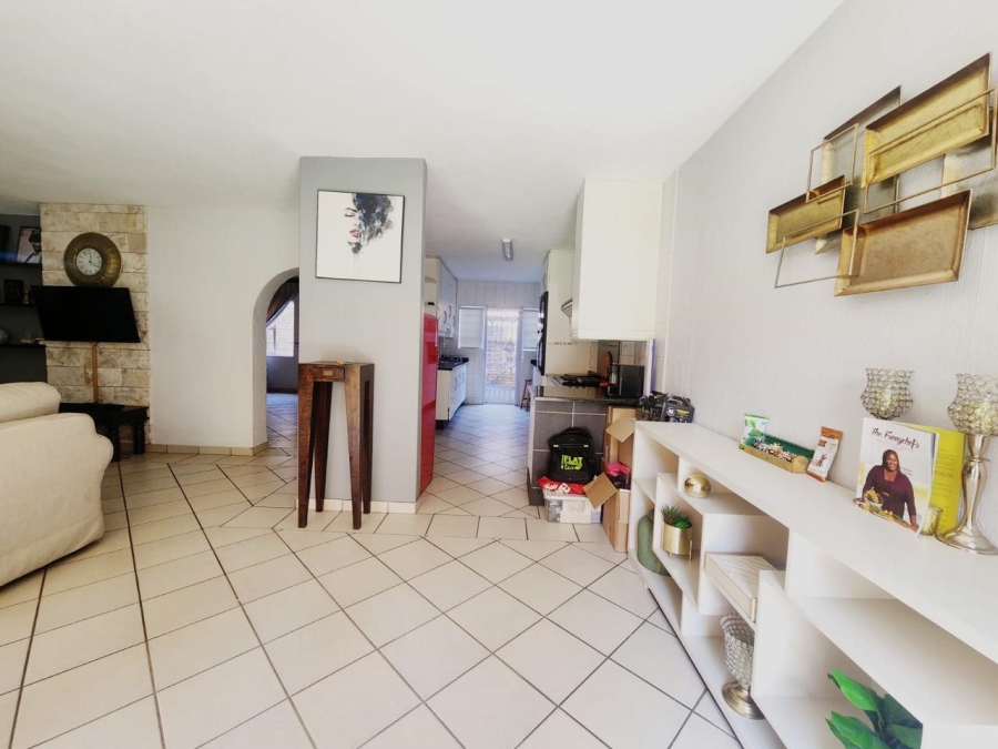 To Let 3 Bedroom Property for Rent in Robindale Gauteng