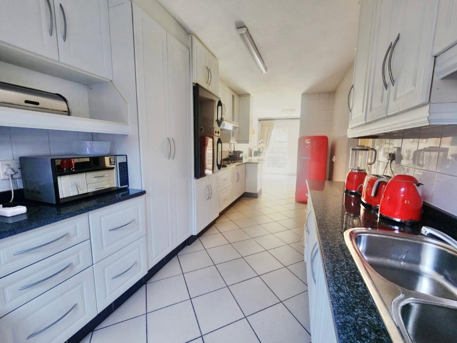 To Let 3 Bedroom Property for Rent in Robindale Gauteng