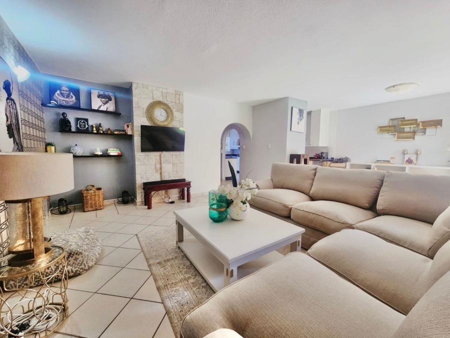 To Let 3 Bedroom Property for Rent in Robindale Gauteng