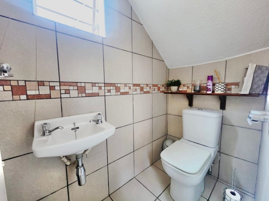 To Let 3 Bedroom Property for Rent in Robindale Gauteng