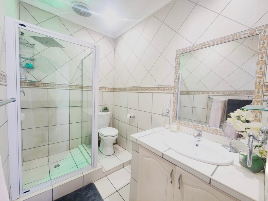 To Let 3 Bedroom Property for Rent in Robindale Gauteng