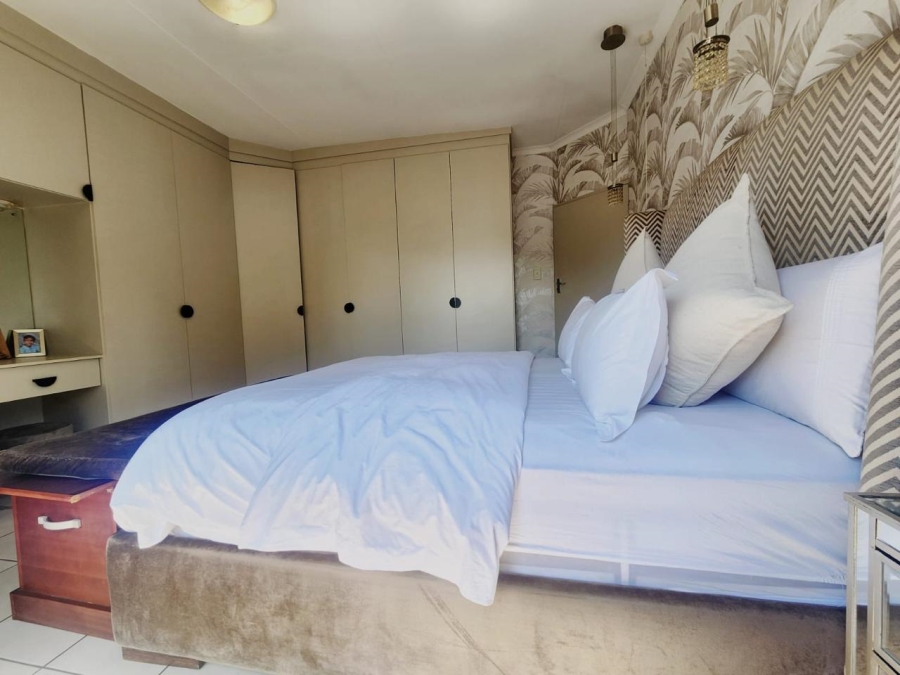 To Let 3 Bedroom Property for Rent in Robindale Gauteng