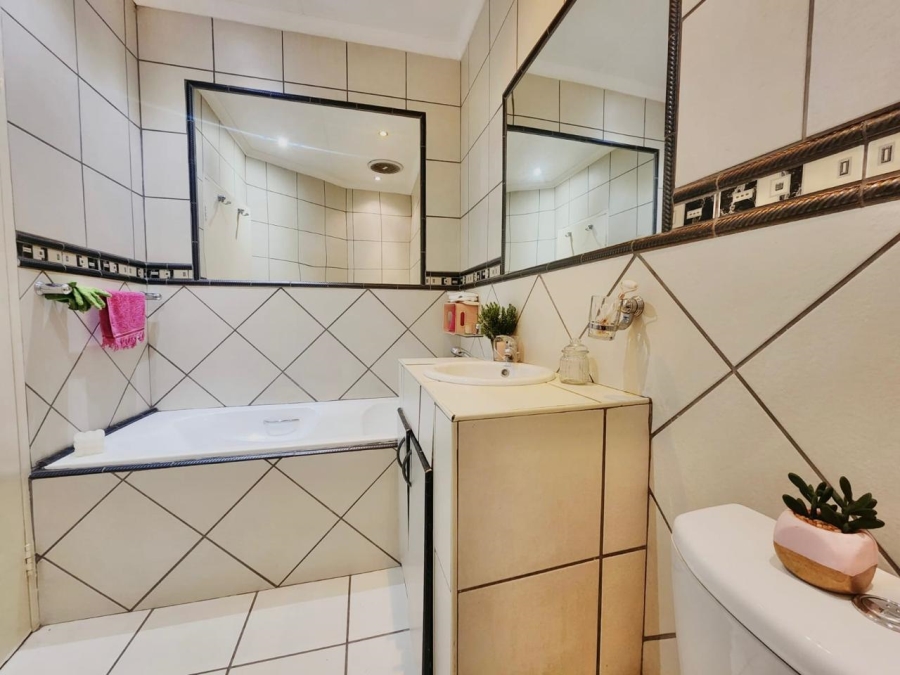 To Let 3 Bedroom Property for Rent in Robindale Gauteng