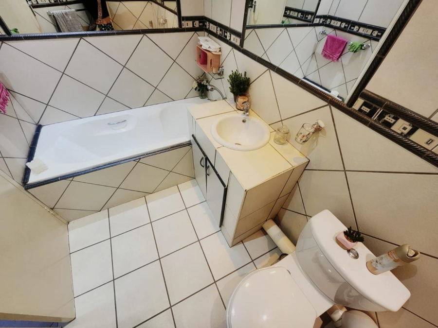 To Let 3 Bedroom Property for Rent in Robindale Gauteng