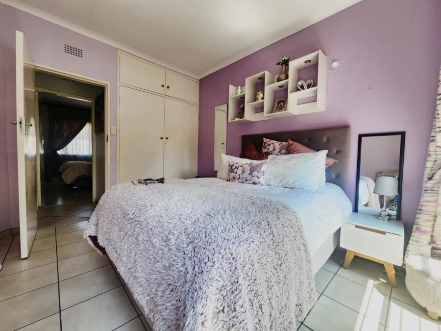 To Let 3 Bedroom Property for Rent in Robindale Gauteng