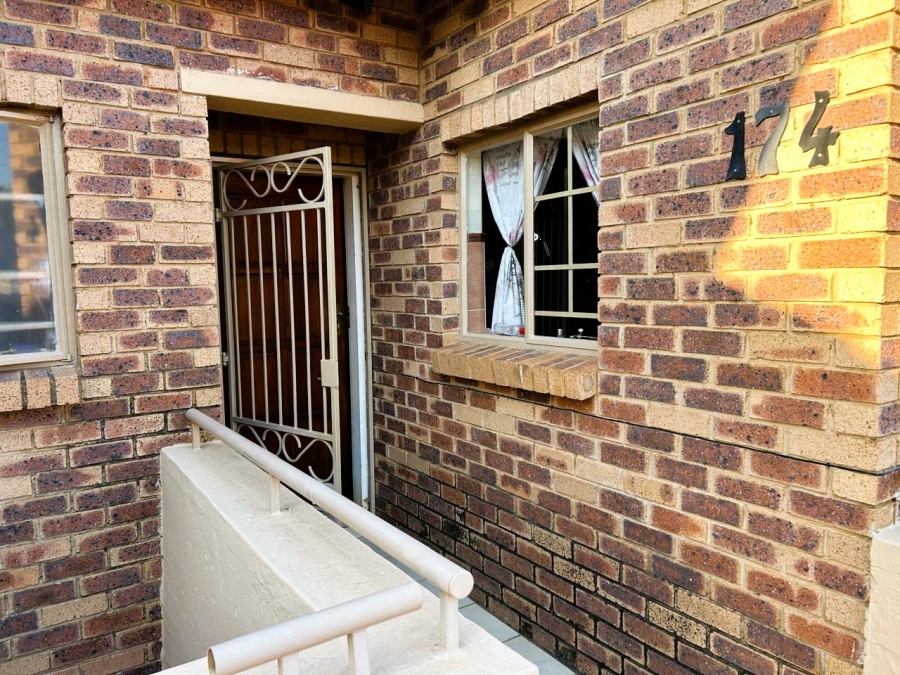 To Let 2 Bedroom Property for Rent in Faerie Glen Gauteng