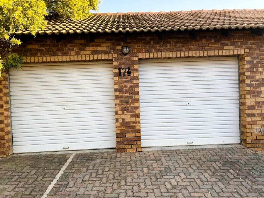 To Let 2 Bedroom Property for Rent in Faerie Glen Gauteng