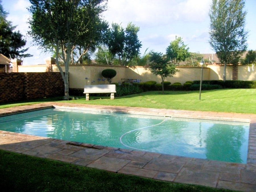 To Let 2 Bedroom Property for Rent in Faerie Glen Gauteng