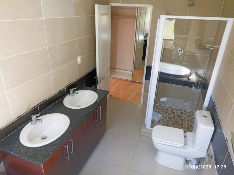To Let 4 Bedroom Property for Rent in Broadacres Gauteng