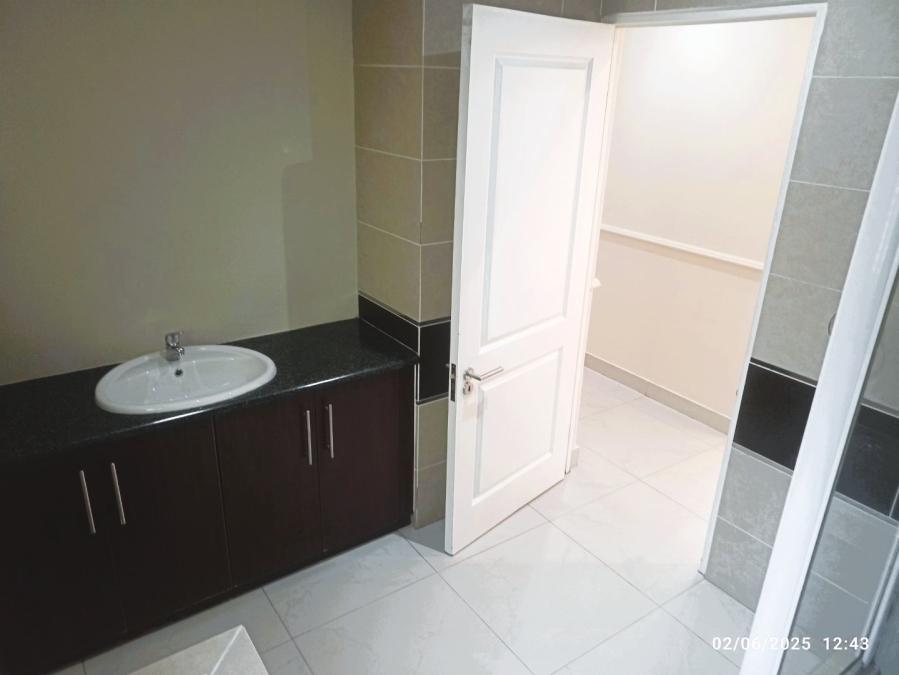 To Let 4 Bedroom Property for Rent in Broadacres Gauteng
