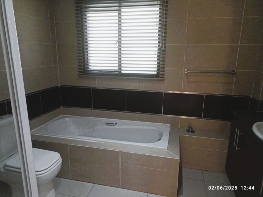 To Let 4 Bedroom Property for Rent in Broadacres Gauteng