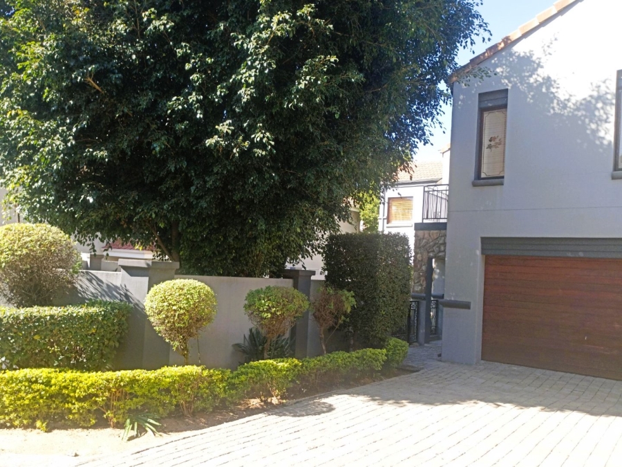 To Let 4 Bedroom Property for Rent in Broadacres Gauteng