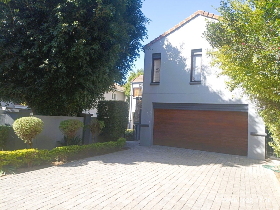 To Let 4 Bedroom Property for Rent in Broadacres Gauteng
