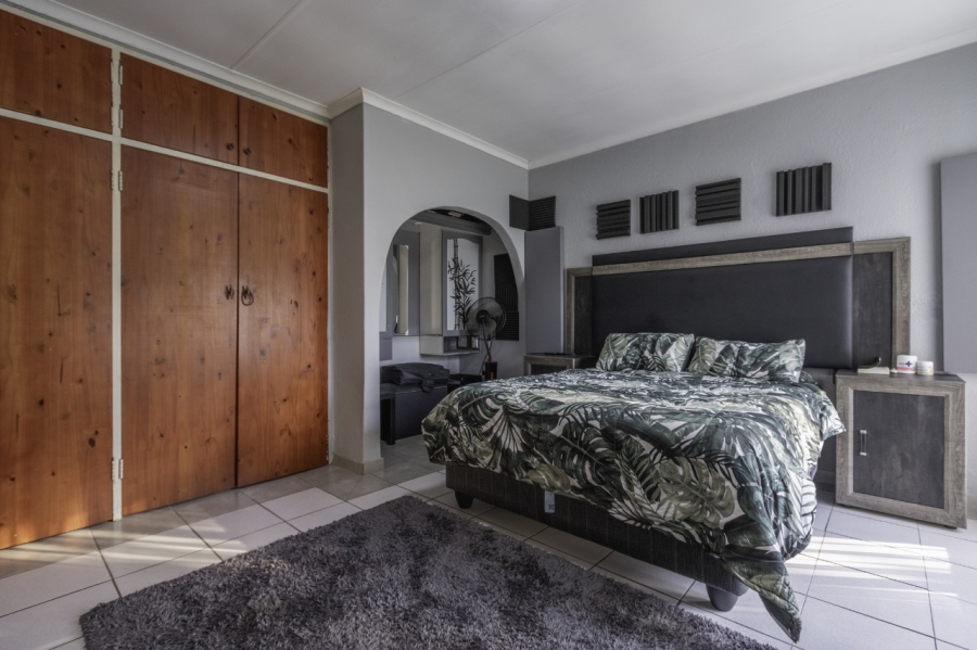 3 Bedroom Property for Sale in Bonaero Park Gauteng