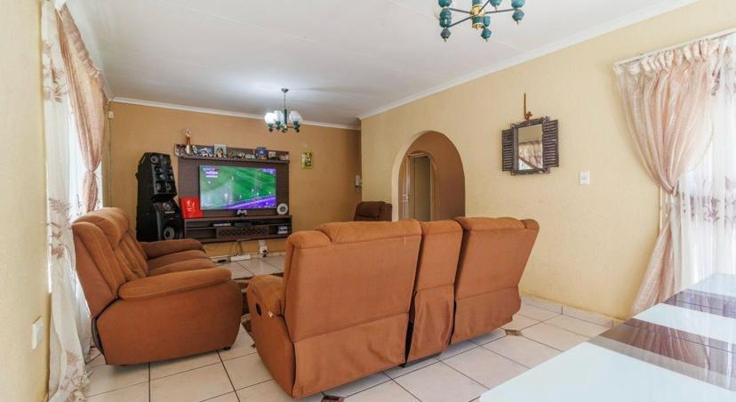 4 Bedroom Property for Sale in Mulbarton Gauteng