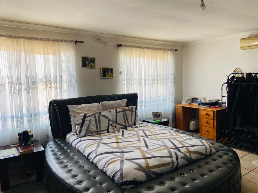 To Let 4 Bedroom Property for Rent in Reigerpark Gauteng