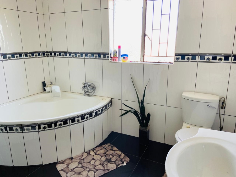 To Let 4 Bedroom Property for Rent in Reigerpark Gauteng