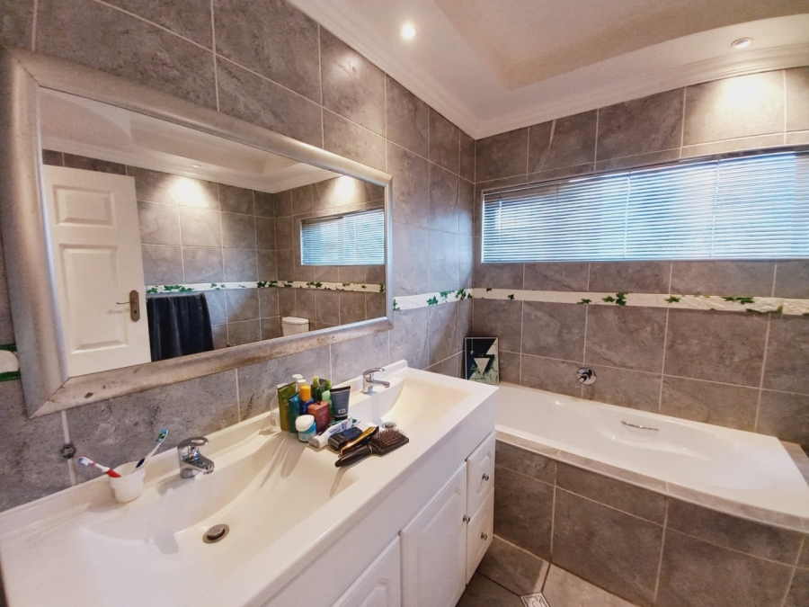 3 Bedroom Property for Sale in Dawnview Gauteng
