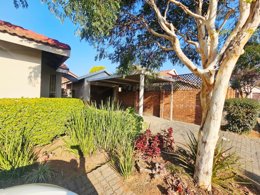 To Let 2 Bedroom Property for Rent in Amberfield Gauteng