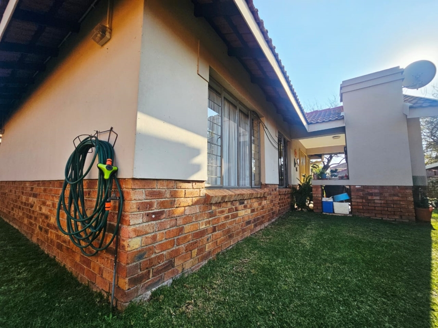 To Let 2 Bedroom Property for Rent in Amberfield Gauteng