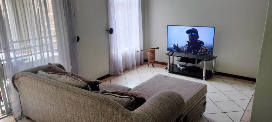 2 Bedroom Property for Sale in Monavoni Gauteng
