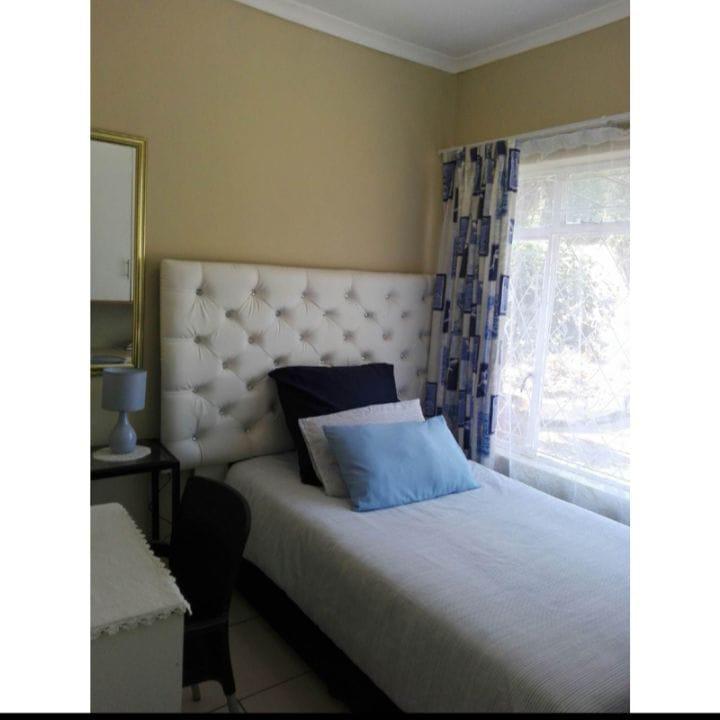 3 Bedroom Property for Sale in Fontainebleau Gauteng