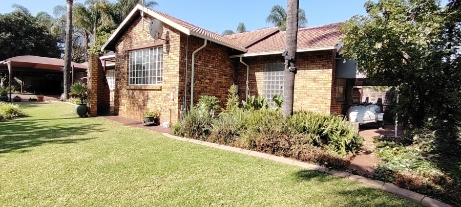5 Bedroom Property for Sale in Rooihuiskraal Gauteng