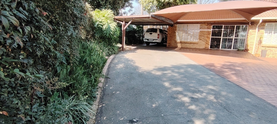 5 Bedroom Property for Sale in Rooihuiskraal Gauteng