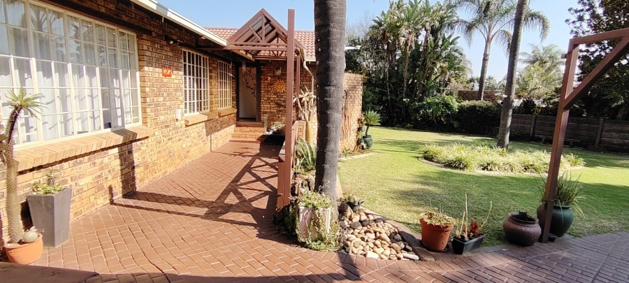 5 Bedroom Property for Sale in Rooihuiskraal Gauteng