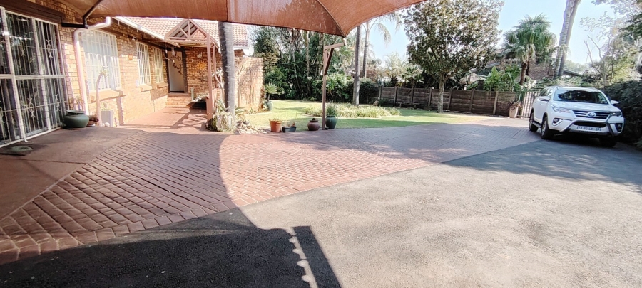 5 Bedroom Property for Sale in Rooihuiskraal Gauteng