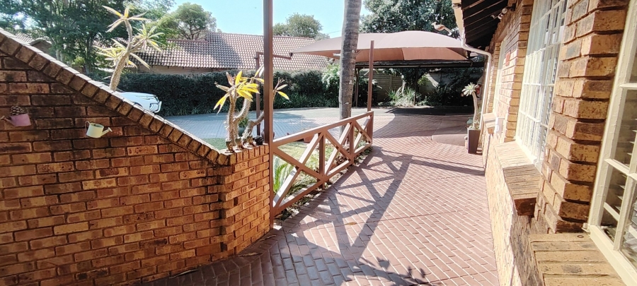 5 Bedroom Property for Sale in Rooihuiskraal Gauteng