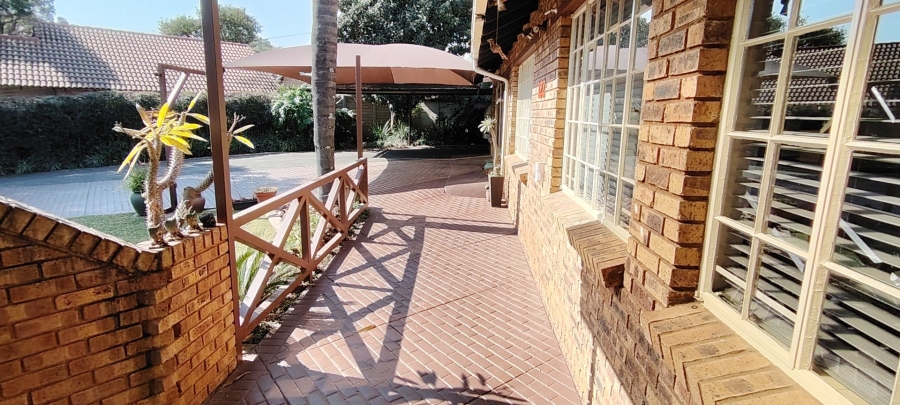 5 Bedroom Property for Sale in Rooihuiskraal Gauteng