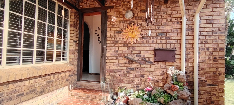 5 Bedroom Property for Sale in Rooihuiskraal Gauteng