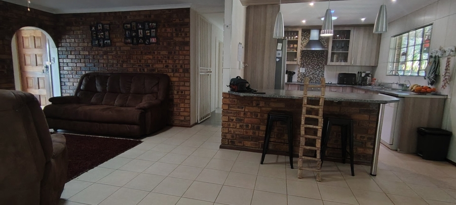 5 Bedroom Property for Sale in Rooihuiskraal Gauteng