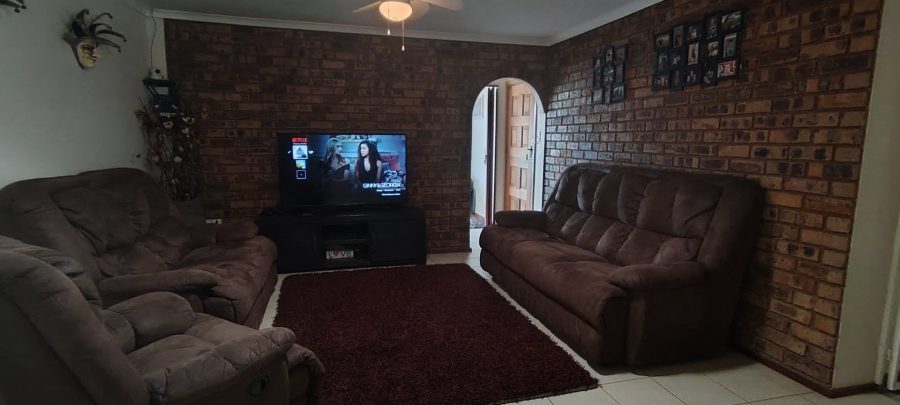 5 Bedroom Property for Sale in Rooihuiskraal Gauteng