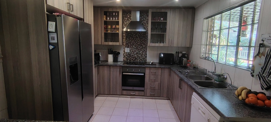 5 Bedroom Property for Sale in Rooihuiskraal Gauteng