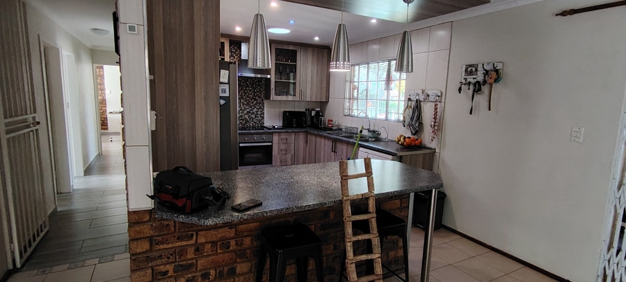 5 Bedroom Property for Sale in Rooihuiskraal Gauteng