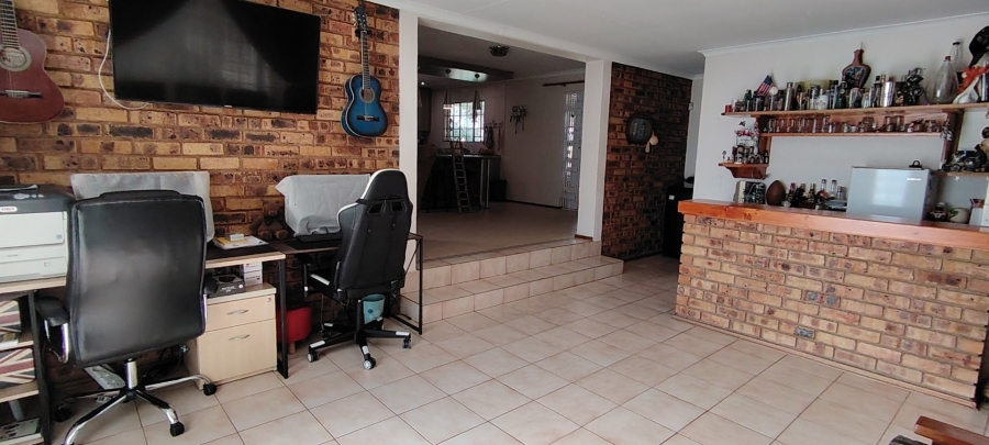 5 Bedroom Property for Sale in Rooihuiskraal Gauteng