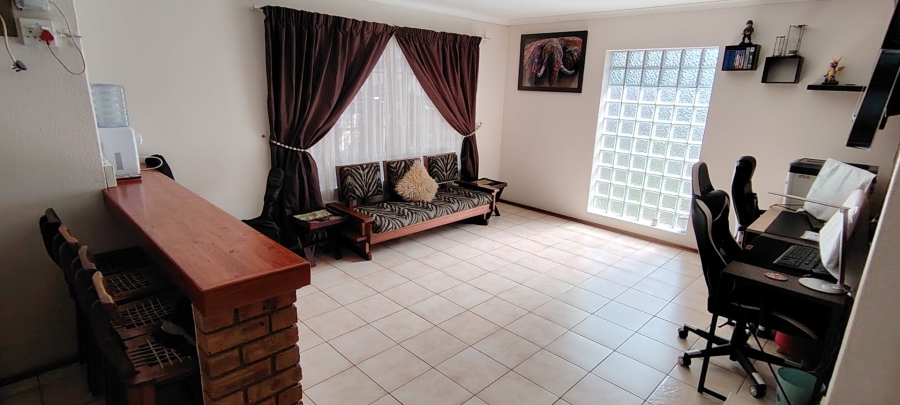 5 Bedroom Property for Sale in Rooihuiskraal Gauteng
