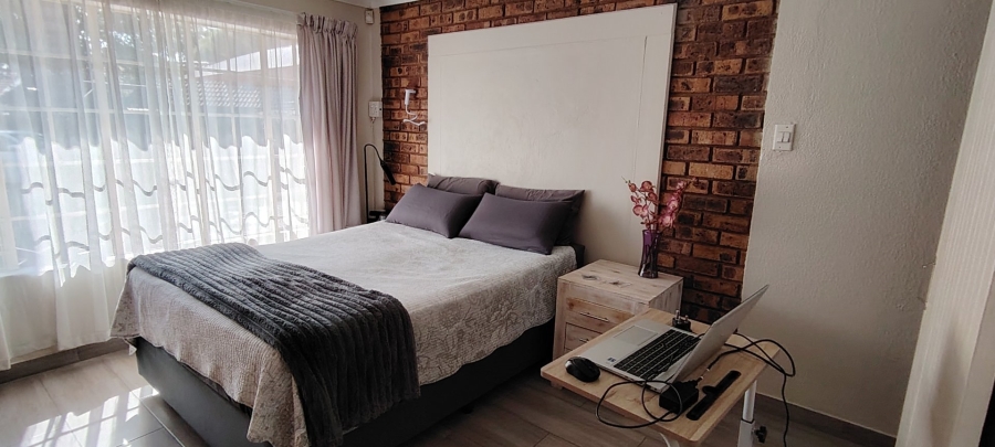 5 Bedroom Property for Sale in Rooihuiskraal Gauteng