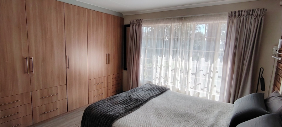 5 Bedroom Property for Sale in Rooihuiskraal Gauteng