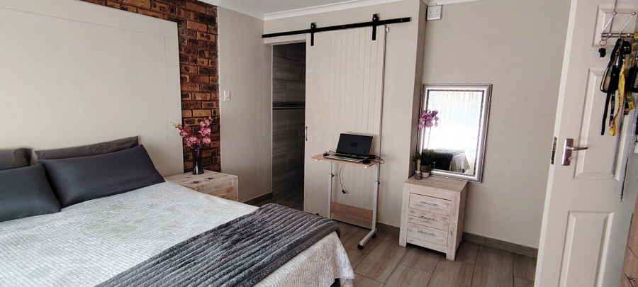 5 Bedroom Property for Sale in Rooihuiskraal Gauteng