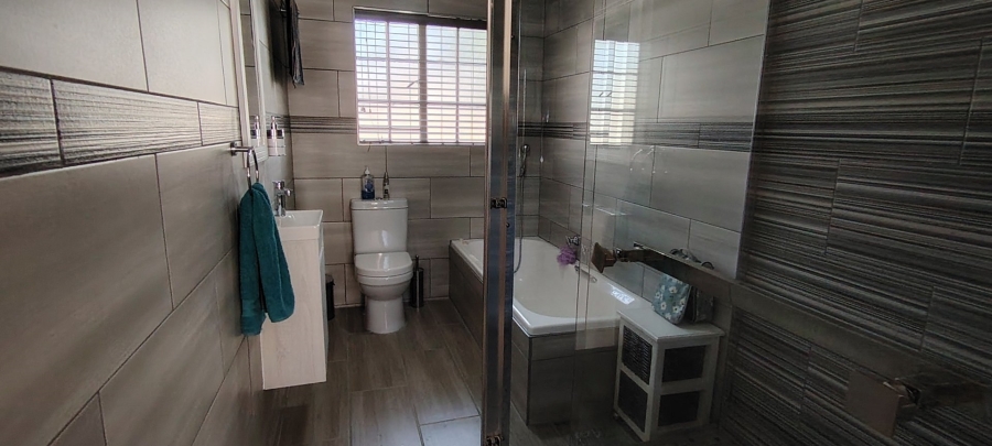 5 Bedroom Property for Sale in Rooihuiskraal Gauteng