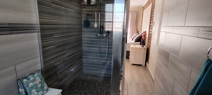 5 Bedroom Property for Sale in Rooihuiskraal Gauteng