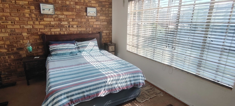 5 Bedroom Property for Sale in Rooihuiskraal Gauteng
