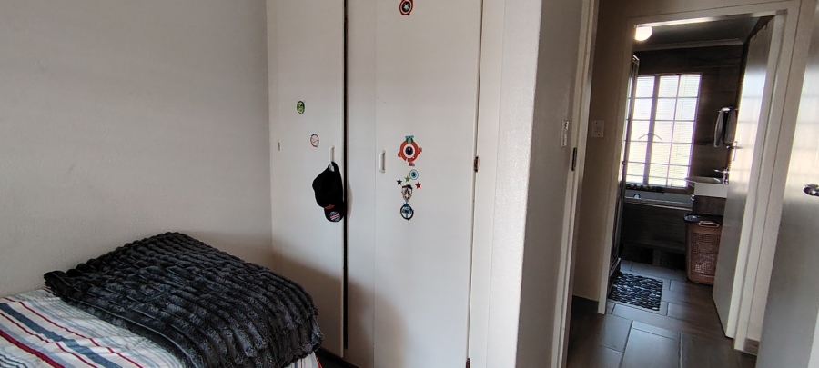 5 Bedroom Property for Sale in Rooihuiskraal Gauteng